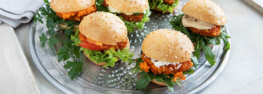 Burger au poulet avec roquette, laitue, fromage et tomate