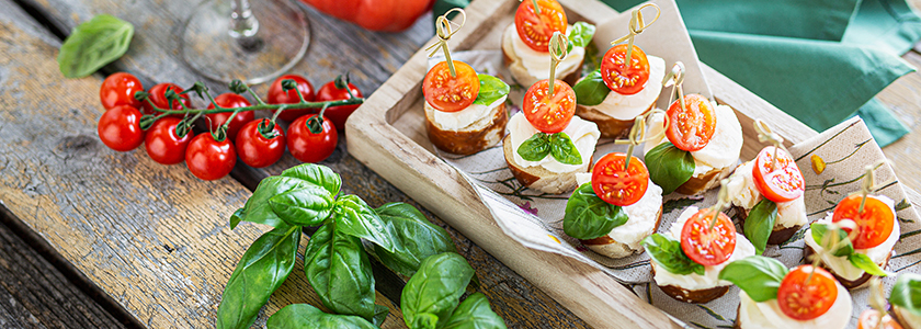 Bouchées bretzel caprese, aux tomates, mozzarella et basilic