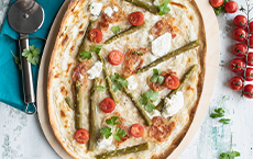 Tarte flambée printanière aux asperges, tomates, jambon Serrano et mozzarella