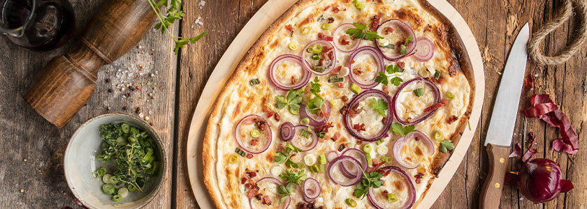 Tarte flambée classique aux oignons et lardons