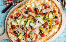 Tarte flambée estivale aux poivrons, olives, courgettes, tomates et parmesan