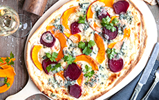 Tarte flambée automnale au butternut, betterave rouge et Gorgonzola