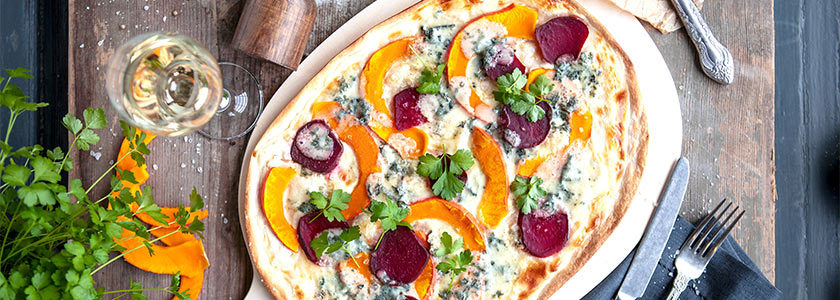 Tarte flambée automnale au butternut, betterave rouge et Gorgonzola