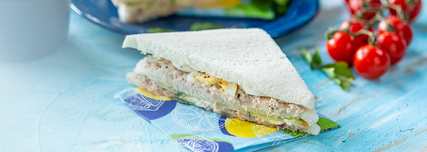 Sandwich al tonno con salmone e crescione