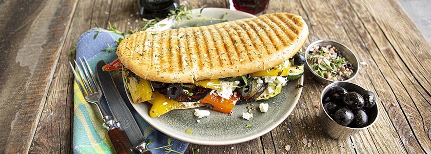 Panini méditerranéen aux légumes grillés et feta