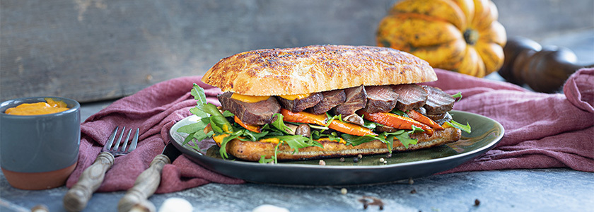 Sandwich au steak, cèpes et mayonnaise au potiron