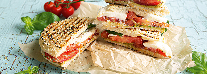 Panini Caprese à la tomate, mozzarella et basilic