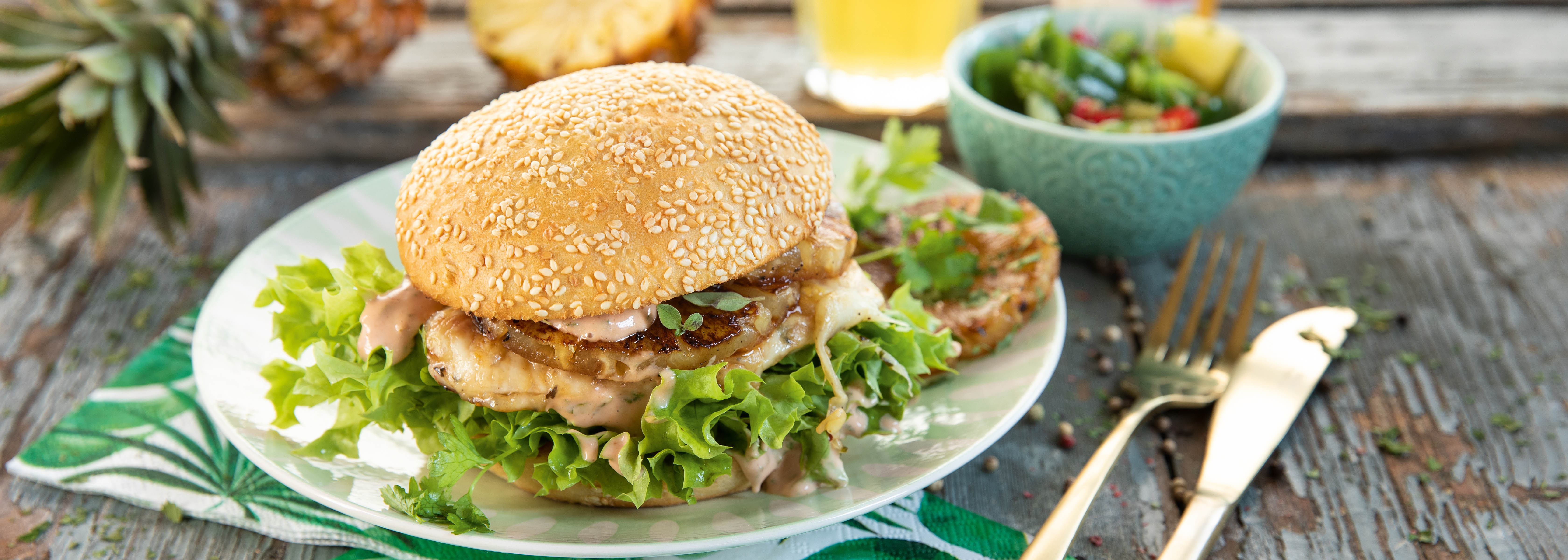 Burger Hawaï au filet de dinde, ananas et salade verte