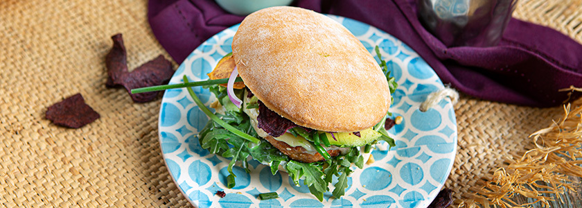 Burger couscous à la betterave rouge, haricots blancs géants et avocat