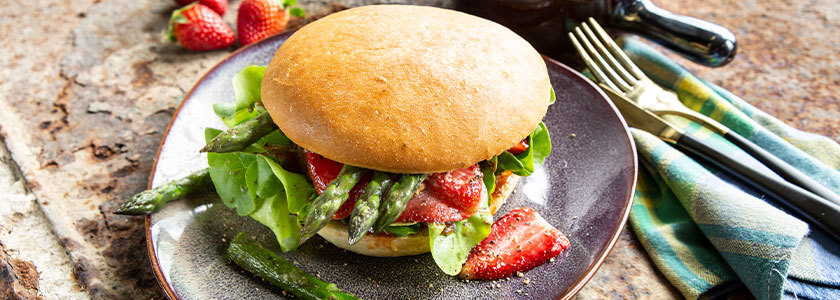 Burger aux asperges, avec des fraises