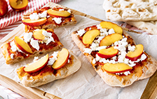 Pinsa au fromage de chèvre et aux nectarines