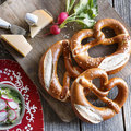 Bretzel avec sel, prêt à l'emploi
