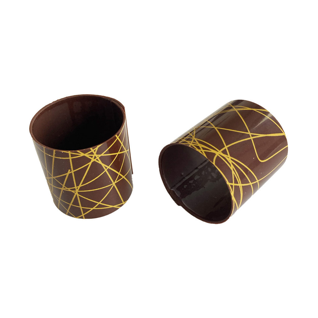 Cannelloni, sombre avec des lignes dorées