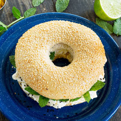 Bagel XXL au sésame, tranché